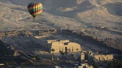 כדור פורח מעל אחד המקדשים העתיקים של לוקסור, מצרים | AP
