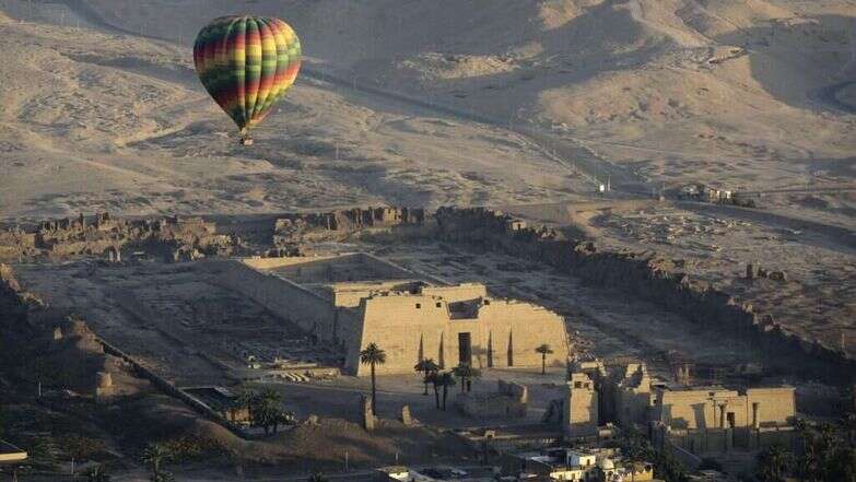 כדור פורח מעל אחד המקדשים העתיקים של לוקסור, מצרים | AP