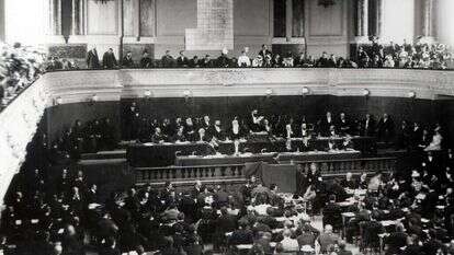 הרצל נואם בקונגרס הציוני השני בבזל, 1898. | לע"מ