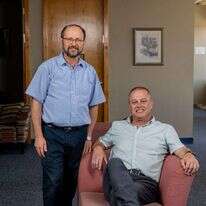 פרופ' ספיר (מימין) והרב ארנובסקי. | נעמה שטרן