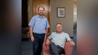 פרופ' ספיר (מימין) והרב ארנובסקי. | נעמה שטרן