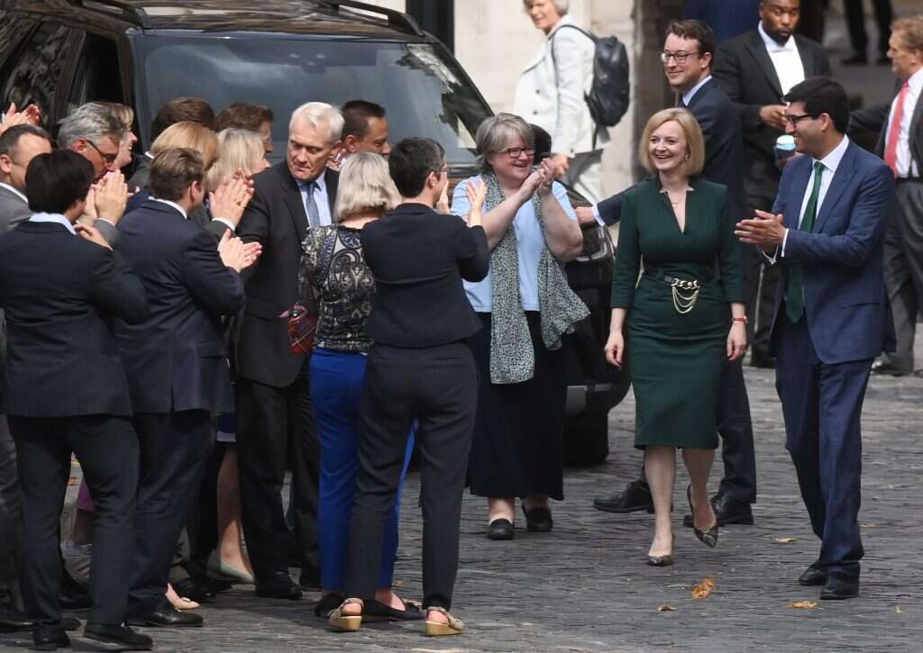 שרת החוץ ליז טראס מתקבלת במחיאות כפיים אחרי הניצחון הנוכחי. תחליף את ג'ונסון? | EPA שרת החוץ ליז טראס מתקבלת במחיאות כפיים אחרי הניצחון הנוכחי. תחליף את ג'ונסון? | EPA