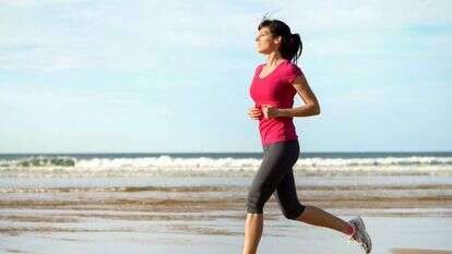 ריצה על חוף הים | שאטרסטוק