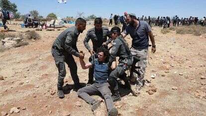 פינוי מפגינים בגבעת נתנאל ליד קרית ארבע, בחודש שעבר. | אביר סולטן