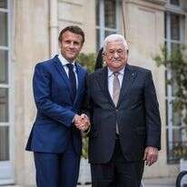 מקרון ואבו מאזן לפני פגישתם. | EPA