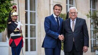 מקרון ואבו מאזן לפני פגישתם. | EPA