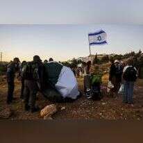 כוחות ביטחון מפנים מאחז ליד קריית־ארבע. | יונתן זינדל, פלאש 90