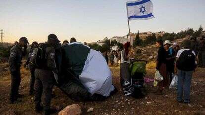 כוחות ביטחון מפנים מאחז ליד קריית־ארבע. | יונתן זינדל, פלאש 90