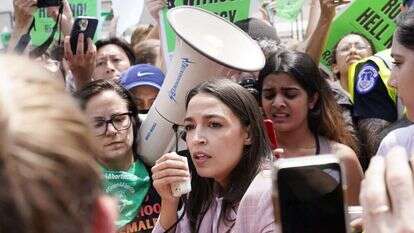 אוקסיו־קורטז בהפגנה בוושינגטון נגד פסקת ההפלות, בחודש הקודם. | AP