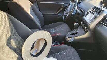 רכבם של תום ושיר לב לאחר פגיעת האבן. | דוברות בנימין