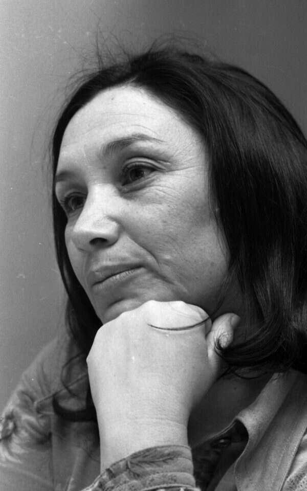 טור שבועי הוא מטלה כבדה. נעמי שמר ז"ל. | ארכיון דן הדני האוסף הלאומי לתצלומים ע"ש משפ' פריצקר, הספרייה הלאומית.