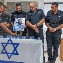 חבריו של ברק בתחנת המשטרה בכפר־סבא (מימין לשמאל): יצחק זמיר, איליה בר, שי כהן, ישראל דוד ודניאל שבוטיה. | יוסי אלוני