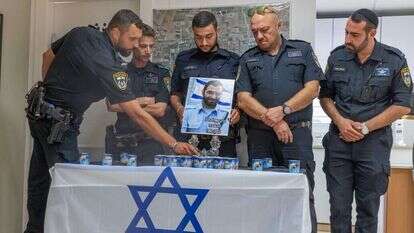 חבריו של ברק בתחנת המשטרה בכפר־סבא (מימין לשמאל): יצחק זמיר, איליה בר, שי כהן, ישראל דוד ודניאל שבוטיה. | יוסי אלוני