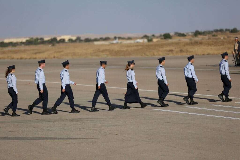 "המצוקה היא גם של החיילות הדתיות, זה לא בנים נגד בנות". צוערת בקורס טייס. | יהודה פרץ "המצוקה היא גם של החיילות הדתיות, זה לא בנים נגד בנות". צוערת בקורס טייס. | יהודה פרץ
