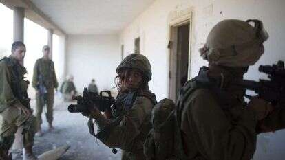 "רמת החיכוך הפיזי בזמן הפעילות לא מאפשרת שמירה על ההלכה". אימון מעורב של לוחמים ולוחמות בגדוד ברדלס. | הדס פרוש, פלאש 90