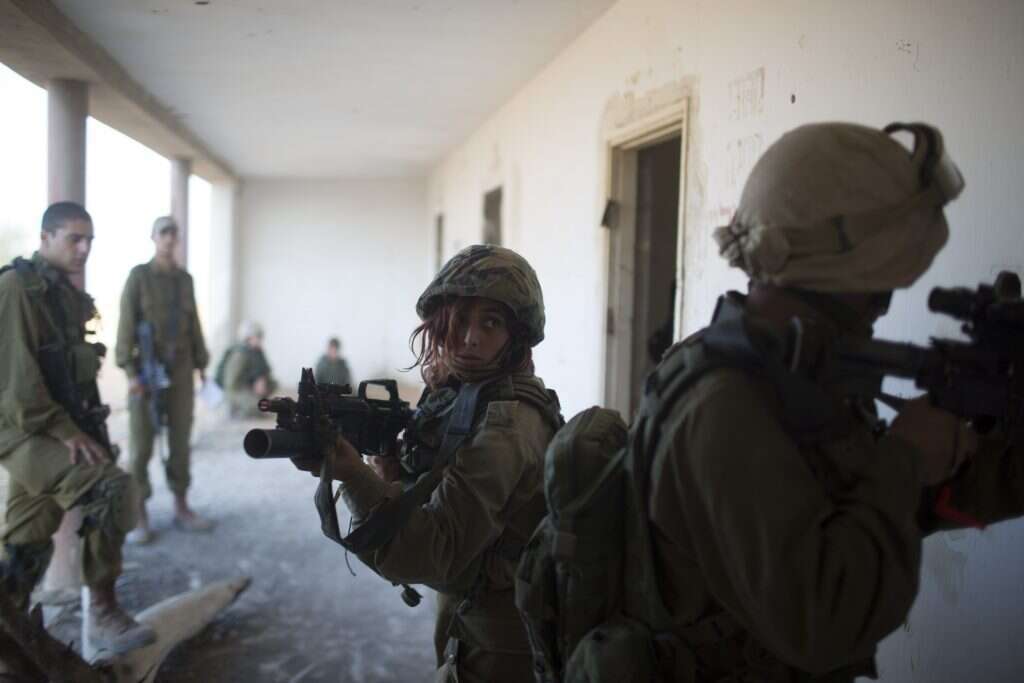 "רמת החיכוך הפיזי בזמן הפעילות לא מאפשרת שמירה על ההלכה". אימון מעורב של לוחמים ולוחמות בגדוד ברדלס. | הדס פרוש, פלאש 90 "רמת החיכוך הפיזי בזמן הפעילות לא מאפשרת שמירה על ההלכה". אימון מעורב של לוחמים ולוחמות בגדוד ברדלס. | הדס פרוש, פלאש 90