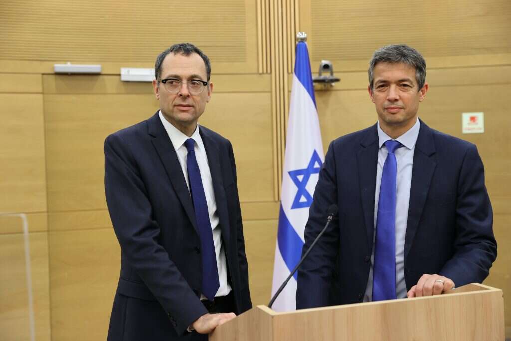 הנדל והאוזר. | אלכס קולומויסקי