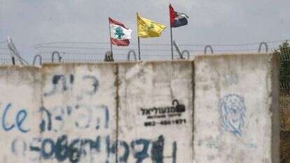דגלי חיזבאללה ואש"ף על גדר הגבול לבנון-ישראל, סמוך לקיבוץ ברעם. | AFP