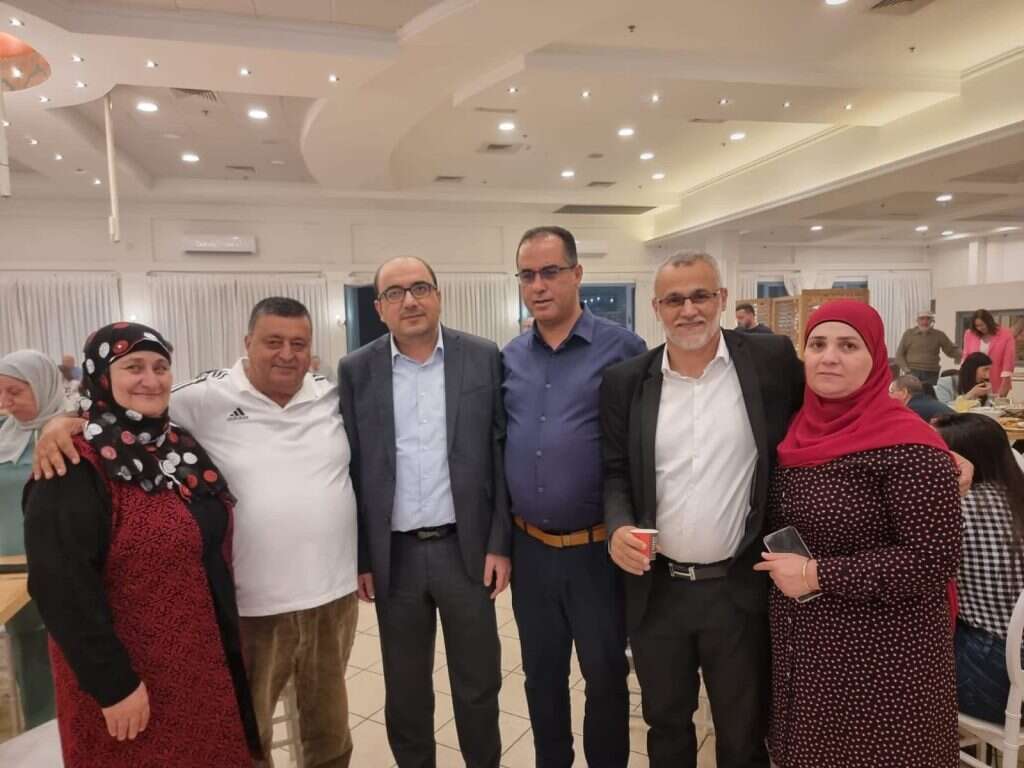 ח"כ אבו שחאדה ופעילי המפלגה יחד עם הוריהם של סייעני הפיגוע בצמת מירון. מתוך עמוד הפייסבוק של בל"ד