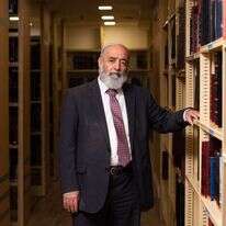 המסר לתלמידיו ברור: הנה אני מניח בפניכם חומר למחשבה ולעיון אחרי השיעור. הרב חיים סבתו. | אביטל הירש