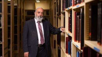 המסר לתלמידיו ברור: הנה אני מניח בפניכם חומר למחשבה ולעיון אחרי השיעור. הרב חיים סבתו. | אביטל הירש