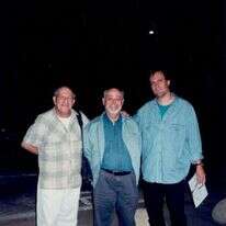 מימין לשמאל: רפי וייכרט, משה דור וגיורא לשם, מייסדי הוצאת קשב לשירה, 1997. | ורדה גינוסר