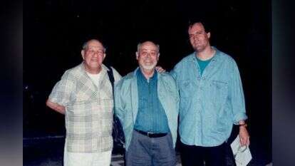 מימין לשמאל: רפי וייכרט, משה דור וגיורא לשם, מייסדי הוצאת קשב לשירה, 1997. | ורדה גינוסר