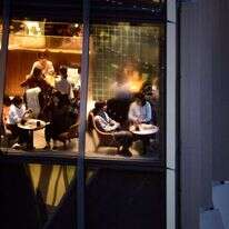 המסע לעבר אינו יכול לשנות את ההווה, אבל יכול להחליף תסכול בתקווה. בית קפה בטוקיו. | AFP