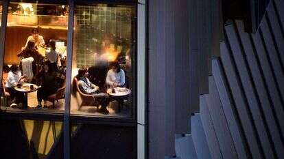 המסע לעבר אינו יכול לשנות את ההווה, אבל יכול להחליף תסכול בתקווה. בית קפה בטוקיו. | AFP