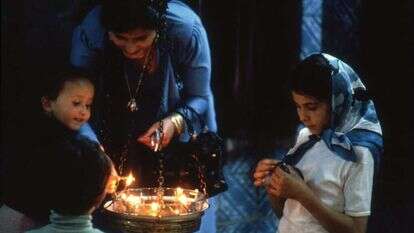 אם וילדיה מדליקים נרות בהילולת ל"ג בעומר בבית הכנסת אל־גריבה בתוניסיה, 1981. | יאן פאריק. באדיבות המרכז לתיעוד חזותי ע"ש אוסטר, אנו – מוזיאון העם היהודי