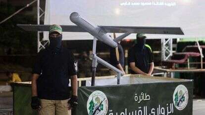 פעיל חמאס ליד אחד מכלי הטיס הבלתי מאוישים. | AFP פעיל חמאס ליד אחד מכלי הטיס הבלתי מאוישים. | AFP