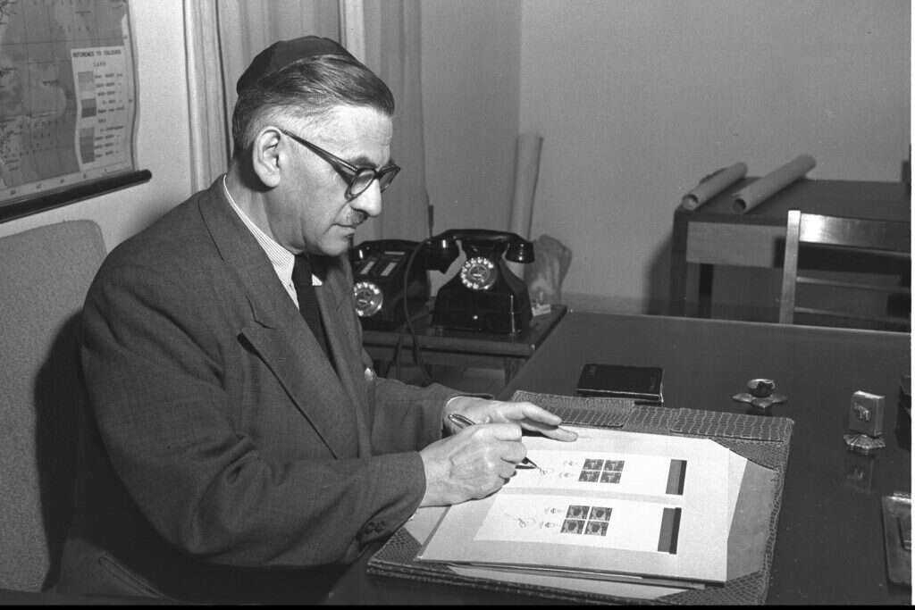 "הוא המשיך במרץ בעבודתו. כשנפטר היו לידו תוכניות של משרד התחבורה וספר משניות". פנקס בוחן את הבולים הראשונים של מדינת ישראל. | לע"מ