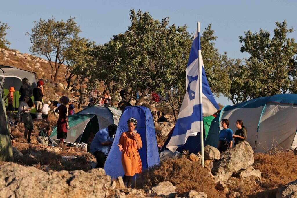"יש כל הזמן פעילות, גם אחרי שירדנו". פעילי נחלה ליד קריית־ארבע בשבוע שעבר. | מנחם כהנא, AFP