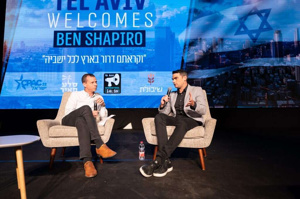 סגל: "האם יום אחד תרצה להיות מועמד לסגן הנשיא או לנשיאות?". שפירו: "לרוץ לתפקיד פוליטי זה להתעסק בזבל". סגל: "לא שמעתי אותך אומר לא". שפירו וסגל על הבמה בשבוע שעבר. | נדב כהן יונתן