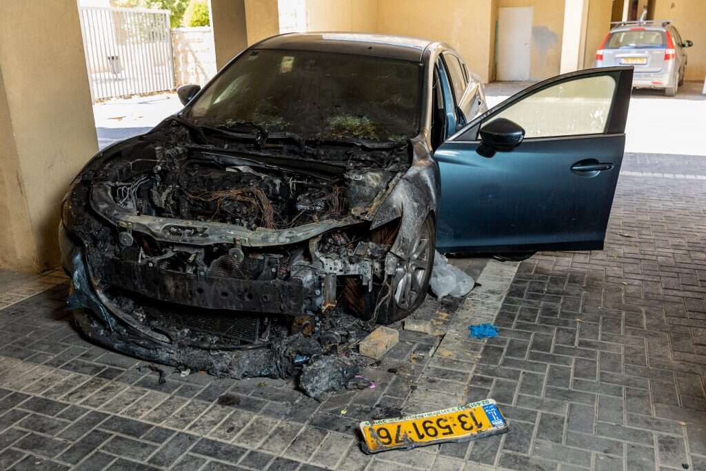 המכונית שהוצתה. | נעמה שטרן המכונית שהוצתה. | נעמה שטרן