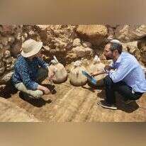 ישיבות המועצה נראות אחרת אחרי גילוי שכזה. הכדים שנחשפו בחודש שעבר. | ארכיון שילה הקדומה