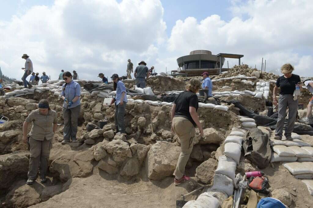 בשופרות ואת חפירה. אוונגליסטים חופרים באתר. | ארכיון שילה הקדומה בשופרות ואת חפירה. אוונגליסטים חופרים באתר. | ארכיון שילה הקדומה