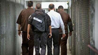 סוהרים ואסירים ביטחוניים בכלא גלבוע. אילוסטרציה. | משה שי/פלאש90