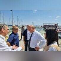 מבקר המדינה מתניהו אנגלמן (במרכז), בביקור בעכו