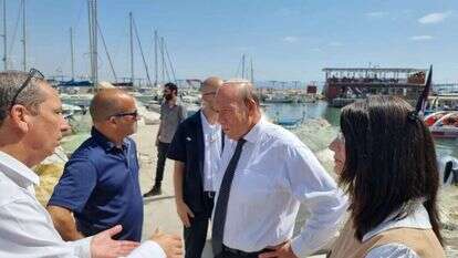 מבקר המדינה מתניהו אנגלמן (במרכז), בביקור בעכו