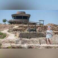 מומלץ לגעת במוצגים. אליענה פסנטין על רקע מגדל הרואה. | שריה דיאמנט