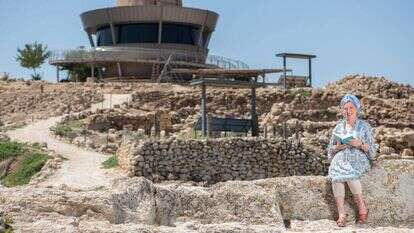 מומלץ לגעת במוצגים. אליענה פסנטין על רקע מגדל הרואה. | שריה דיאמנט