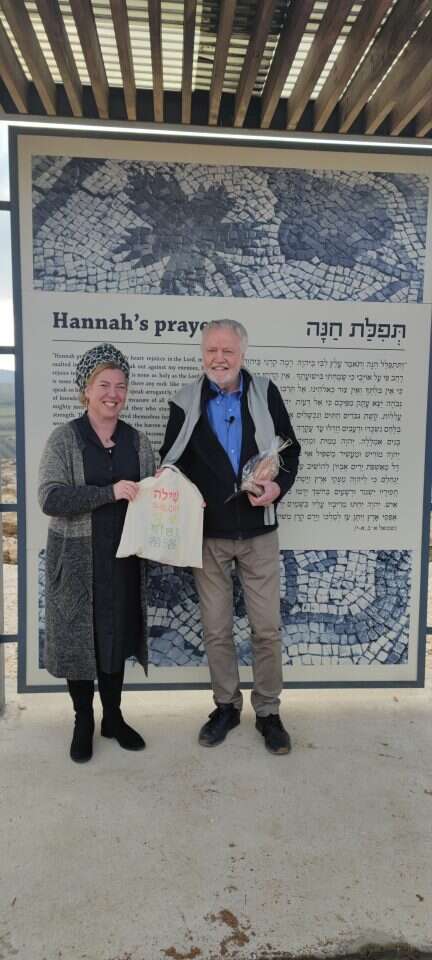 סבא של הילדה שילה. השחקן ההוליוודי ג'ון וויט באתר שילה. | דוברות בנימין