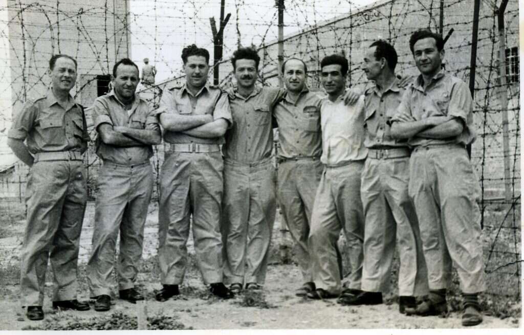 אסירי מחתרת צריפין עם שחרורם המוקדם מהכלא, 1955. חרותי שני משמאל. | ארכיון יעקב חרותי אסירי מחתרת צריפין עם שחרורם המוקדם מהכלא, 1955. חרותי שני משמאל. | ארכיון יעקב חרותי