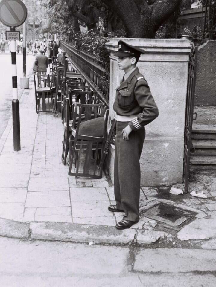 תגובה לעלילת הרופאים היהודים שהוצאו להורג בברית המועצות. שוטר שומר על מבנה הצירות הסובייטית לאחר הפיצוץ. | פין האנס, לע"מ תגובה לעלילת הרופאים היהודים שהוצאו להורג בברית המועצות. שוטר שומר על מבנה הצירות הסובייטית לאחר הפיצוץ. | פין האנס, לע"מ