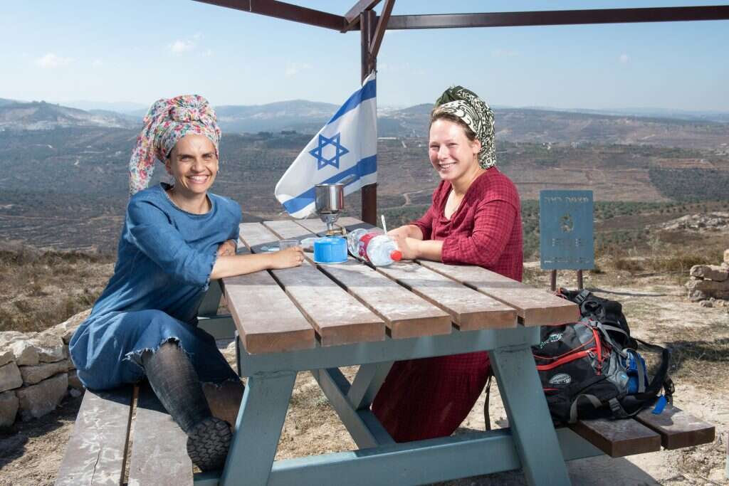 נוף הררי מהציוריים בארץ. יחד עם עינה במצפה רינה. | שריה דיאמנט נוף הררי מהציוריים בארץ. יחד עם עינה במצפה רינה. | שריה דיאמנט