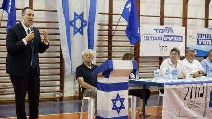 חברי הכנסת מיקי זוהר ואופיר אקוניס בכנס מתפקדים ביישוב בית־אריה בשומרון, בשבוע שעבר. | פלאש 90