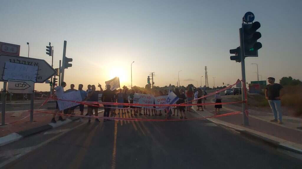 התושבים המפגינים נחסמו על ידי המשטרה. | שמואל פחימה התושבים המפגינים נחסמו על ידי המשטרה. | שמואל פחימה