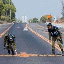 דוקרנים בכביש עוטף עזה. | לירון מולדובן