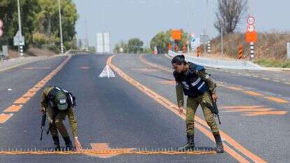 דוקרנים בכביש עוטף עזה. | לירון מולדובן